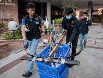 Politie Hongkong verzamelt gevaarlijk materiaal op polytechnische universiteit na bezetting