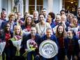Burgemeester Femke Halsema samen met wethouder sport Sofyan Mbarki en de voetbalsters van Ajax in de tuin van haar ambtswoning.