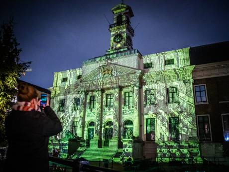 Sprookjesachtig dwaalspoor van licht door historische binnenstad van Dordrecht
