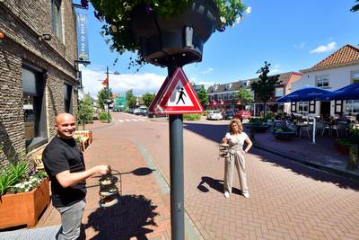 Pas op, overstekende obers: bijzonder verkeersbord in Oud Gastel