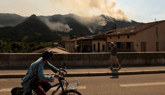 Live - Ruim 200 evacuaties bij Gardameer in Italië vanwege grote bosbrand