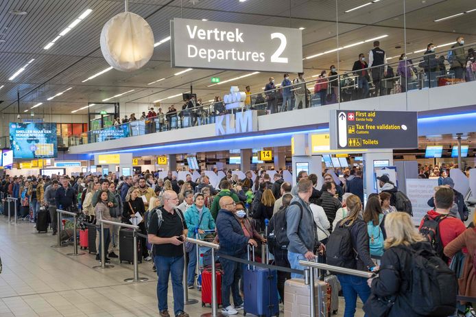 Drukte op Schiphol gisteren. De luchthaven kampt met grote tekorten aan personeel omdat er sprake is van honderden vacatures bij de incheckbalies, beveiliging en in de bagagekelder die niet ingevuld kunnen worden.