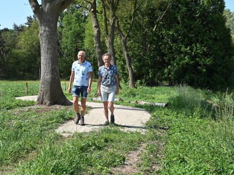 Via het Kattepedje naar het Kuulepad: dankzij Tijs en Kees is Wanroijs wandelrondje veel langer
