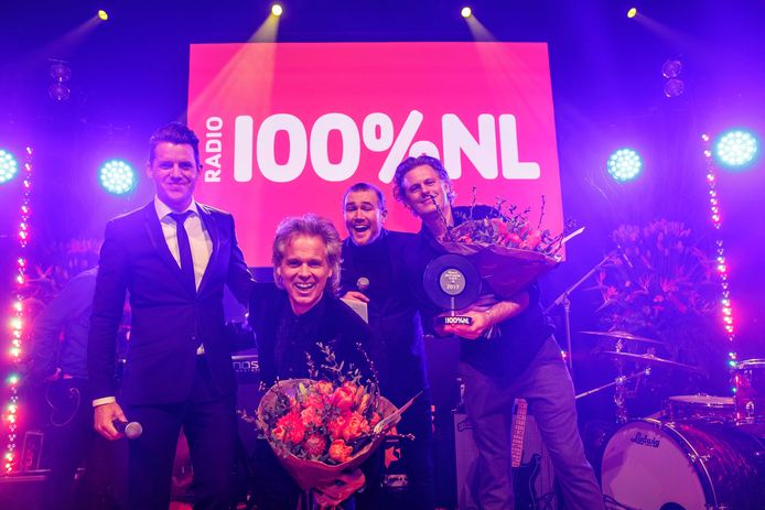 BLØF wint de award 'Meest gedraaide Track; BLØF Ft. Typhoon - Wereld van verschil' tijdens de uitreiking van de jaarlijkse 100%NL Awards.