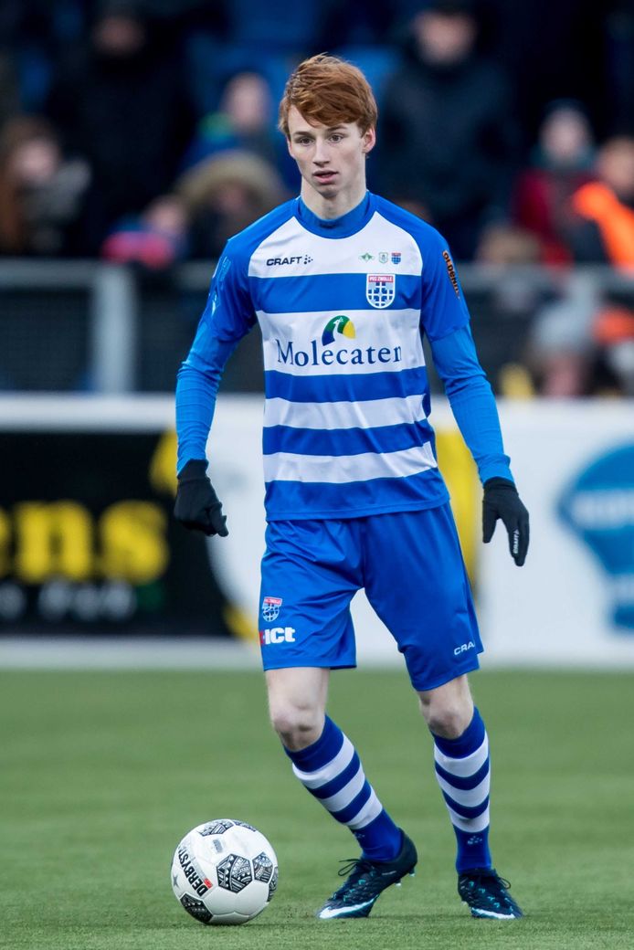 Sepp van den Berg in actie tegen Feyenoord.