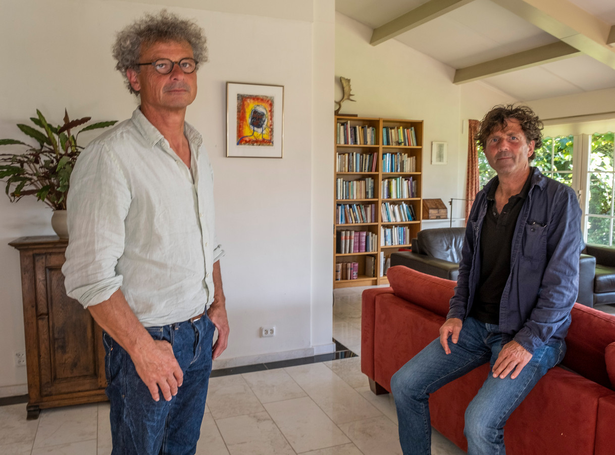 Gijs Haak (links), samen met zijn broer Michiel Haak in het huis van hun vader: ,,Ik vond het heel mooi dat we al die tijd met z’n drieën hier zaten.”