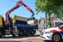 Bij het Provinciehuis van Leeuwarden zijn vanmorgen betonblokken geplaatst om grotere voertuigen tegen te houden.