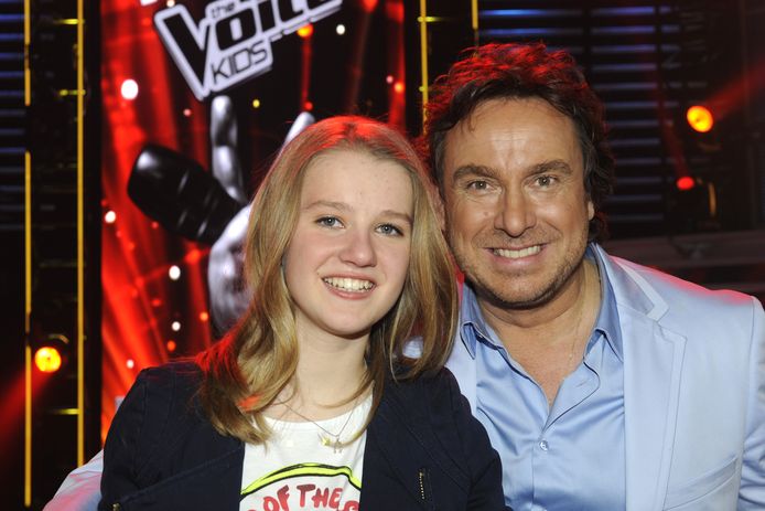 Laura van Kaam met haar coach Marco Borsato bij de finale van The Voice Kids in 2013.