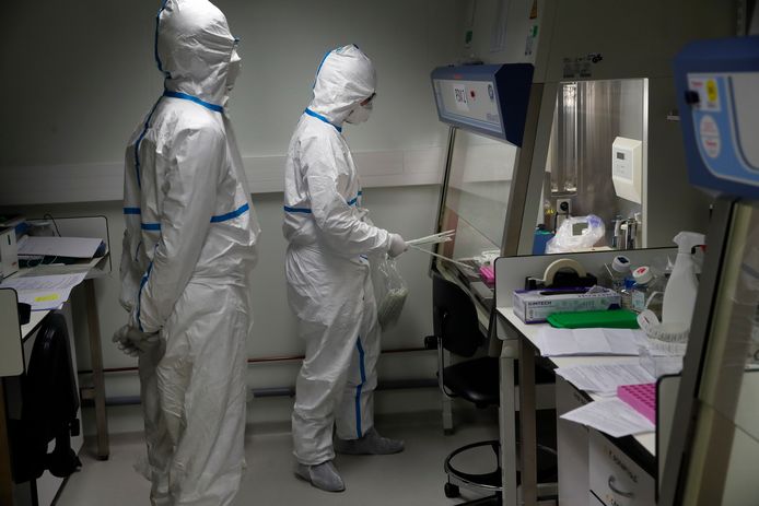 Franse laboranten onderzoeken stalen van mensen die mogelijk besmet werden met het coronavirus.