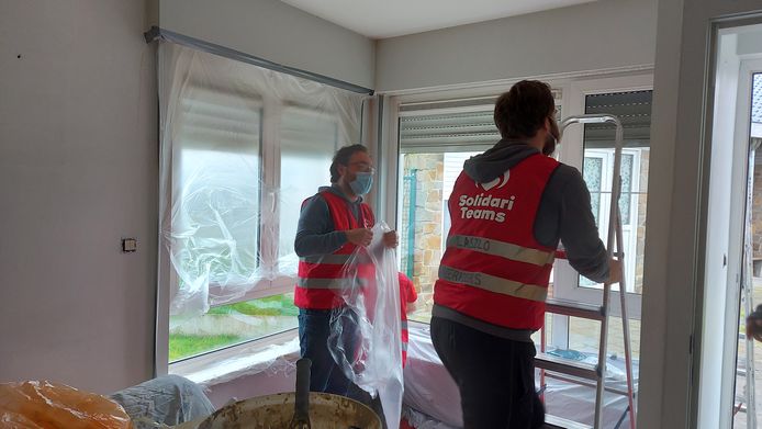 De vrijwilligers uit Verviers geven de woning van Guido Hendrickx een nieuw likje verf.