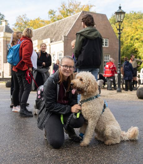 Louise (24) reisde 130 kilometer om met haar hond te komen wandelen in Baarn: ‘Alles voor het goede doel’