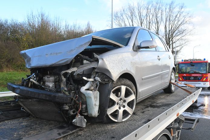 De Volkswagen Polo raakte erg beschadigd bij het ongeval op de wisselaar van de A19 naar de E403 in Gullegem.