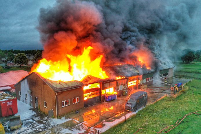 Grote brand in de loods van interieurbedrijf Interia in Bergeijk.