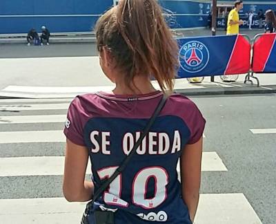 PSG-fans sarren Piqué met Hij-blijft-shirt