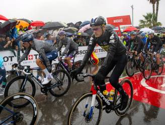 Regen, nog meer regen en boze renners: bij chaotische start Vuelta wordt amper over de winnaars gesproken