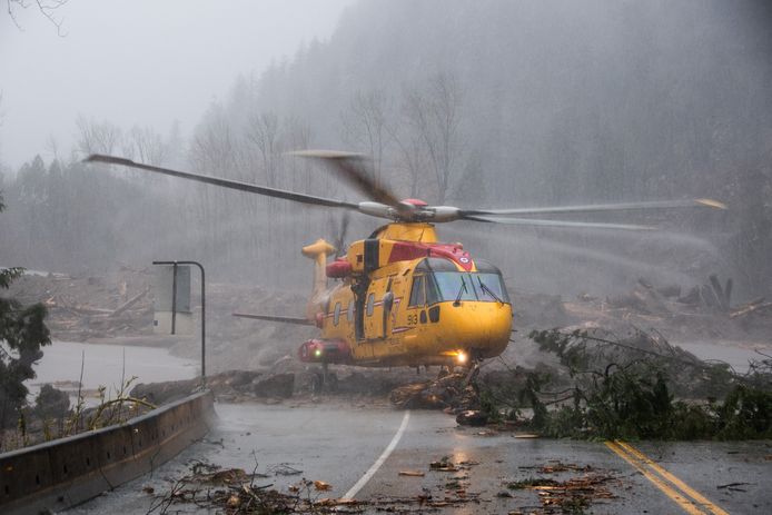 Een Canadese legerhelikopter evacueert mensen die vaststonden op een snelweg bij Agassiz. Door overstromingen en aardverschuivingen konden de automobilisten nergens heen.