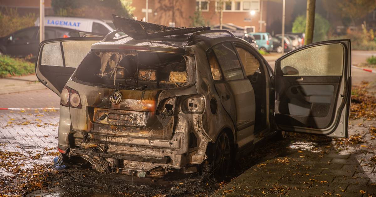 Weer een autobrand in Deventer, 37ste binnen een jaar en autobrand aan de Koningin Julianastraat in Deventer heeft rond 4.00 uur vannacht de buurt wakker gehouden.
