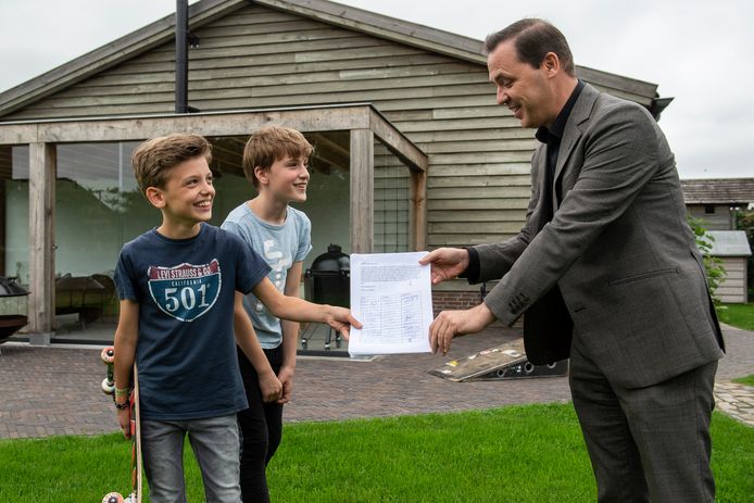 Pepijn van Sambeek en zijn vriendje Jacob Oomen hebben meer dan 150 handtekeningen opgehaald voor een skatebaan in het dorp.