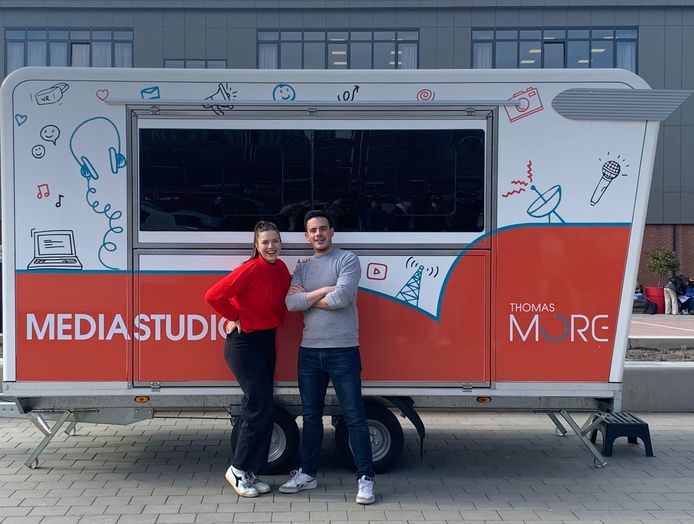 Marie en Rob bij hun mediatruck op de speelplaats van het Sint-Jozefinstituut.