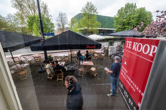 Het uitgebreide coronaterras van Café Vrijdag pal voor het te koop staande herenhuis van Xandra Derks.