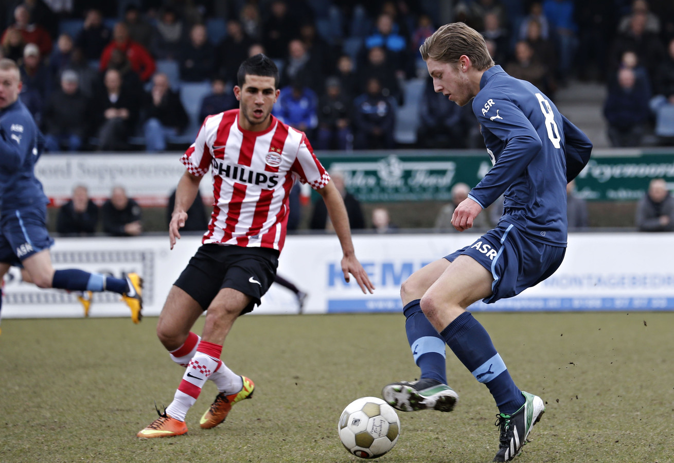 Rotterdam - voetbal - Feyenoord A1 - PSV A1 - (6) Mohamad Mahmoed - rechts (8) Casper Knoester (archieffoto)
