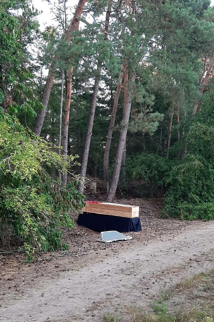 De doodskist die maandagavond door wandelaars nabij het Wit Hollandven en de Jachtlaan in Middelbeers werd aangetroffen in een bosrand.