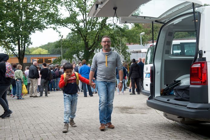 Archiefbeeld van vader Gerjo van der Meulen die zijn zoon Chanu zelf noodgedwongen ophaalt van school. Twee jaar op rij ging het niet goed met het vervoer van PlusOV.