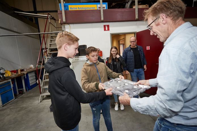 Guido Kok, Rens Leusink en Laura Jansen nemen een kijkje in het bedrijf van Henk Meilink.