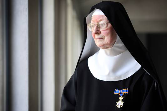 Zuster Lucie Gimbrère (89) is onderscheiden als Ridder in de Orde van de Nederlandse Leeuw.