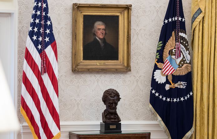 Een buste van Abraham Lincoln en een schilderij van Thomas Jefferson