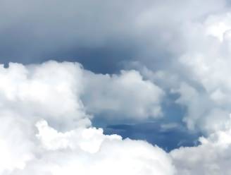 Un jeudi typique sous un ciel variable avec des nuages et des averses