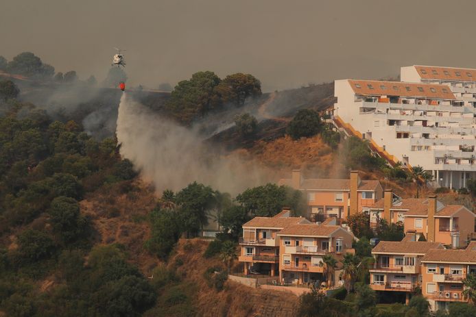 Een helikopter van de brandweer probeert het vuur te temmen op de Bermeja-heuvels bij het plaatsje Estepona. (09/09/2021)