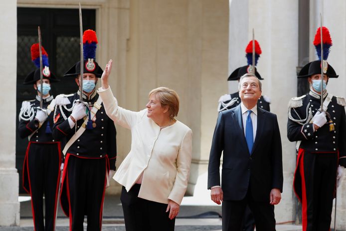La chancelière allemande Angela Merkel salue alors qu'elle rencontre le Premier ministre italien Mario Draghi à Rome, en Italie, le 7 octobre 2021.