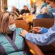 50.000 mensen gevaccineerd in woon-zorgcentra, 10 met bijwerkingen