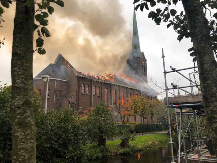 Het verwoeste dak van de rooms-katholieke kerk in Hoogmade.