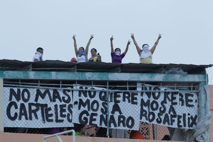 Gedetineerden van de mexicaanse Topo Chico-gevangenis hebben bezit genomen van het dak om te protesteren tegen de behandeling die zij daar ontvangen. Foto Daniel Becerril