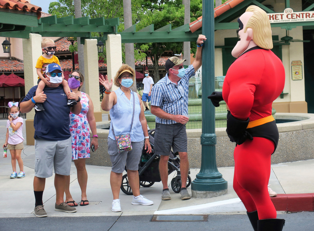 Bezoekers van Disney World zwaaien naar Mr. Incredible. Beeld AP