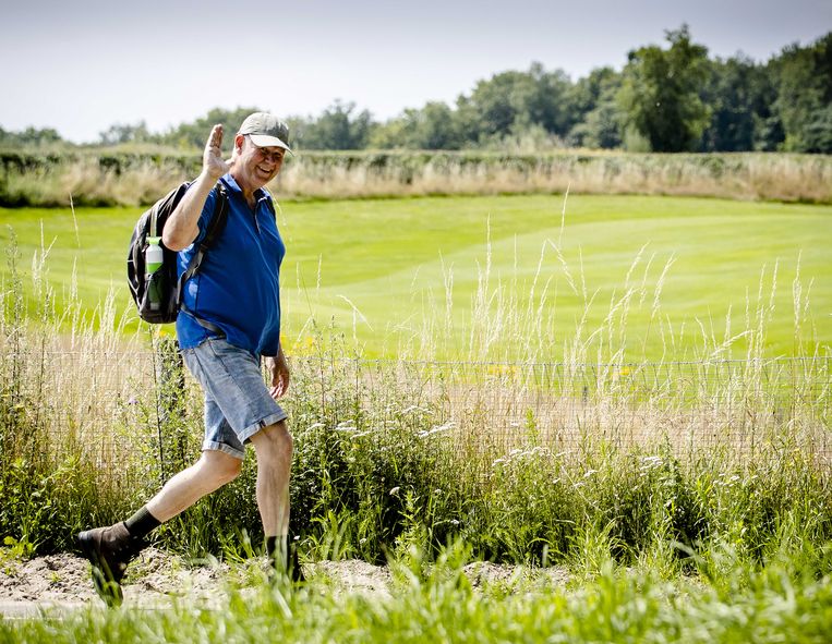 Een wandelaar over de Zeven Heuvelenweg in Groesbeek. Buiten bewegen maakt gelukkig, en voegt zo iets toe aan de welvaart.  Beeld ANP, Sem van der Wal