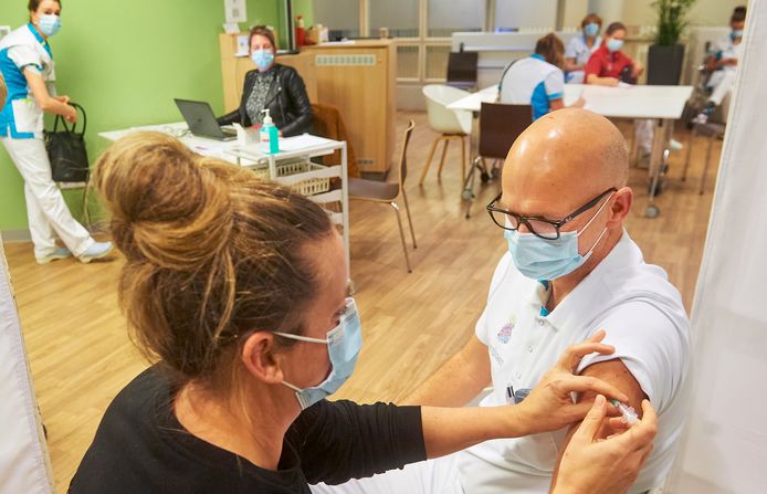 Eerste inenting vaccin (corona) bij personeel ziekenhuis Bernhoeven te Uden.