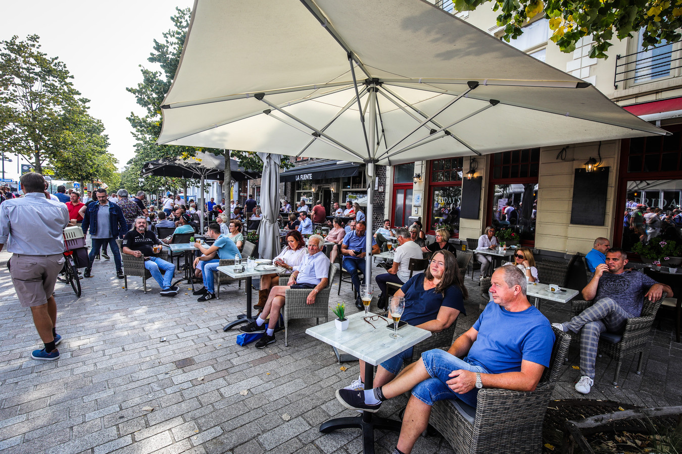 De terrassen aan de Vrijdagmarkt zaten goed vol.