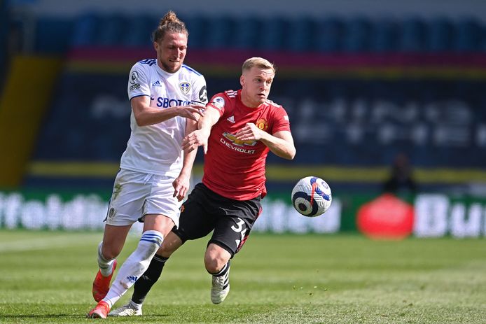 Donny van de Beek in duel met Luke Ayling.