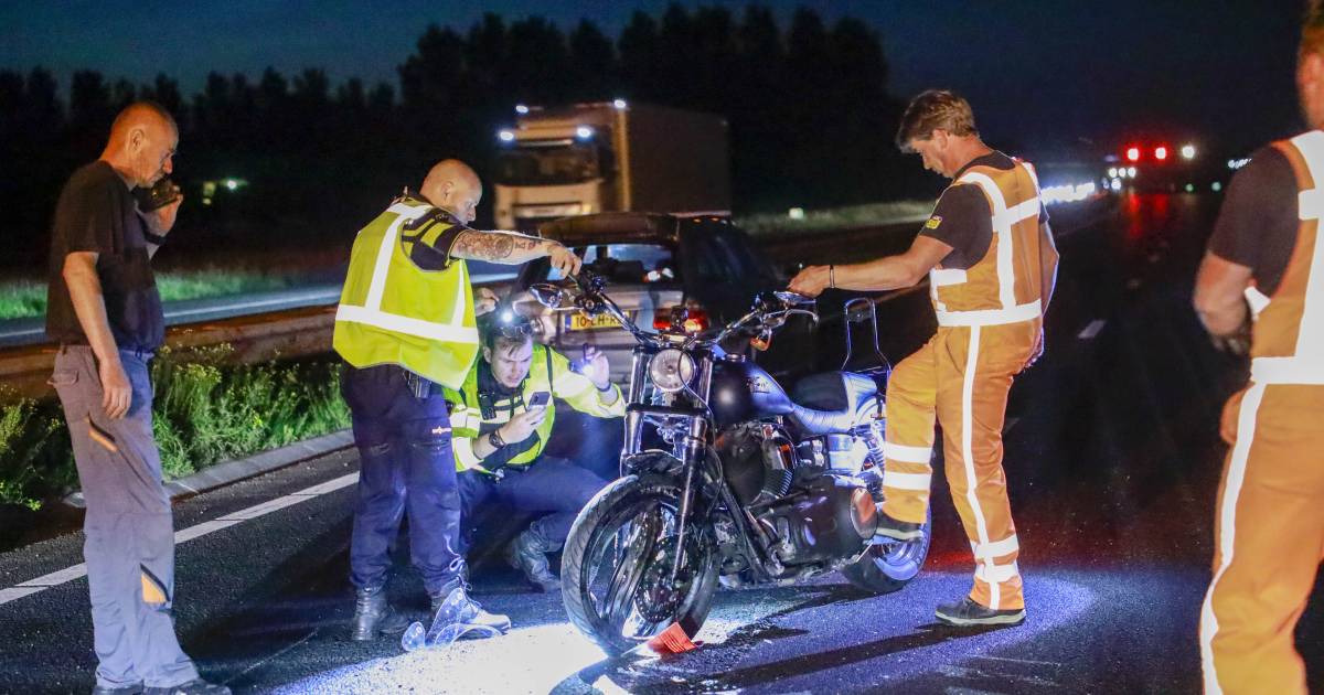 Motorrijder raakt zwaargewond bij ongeval op de A28, weggebruikers verlenen eerste hulp.