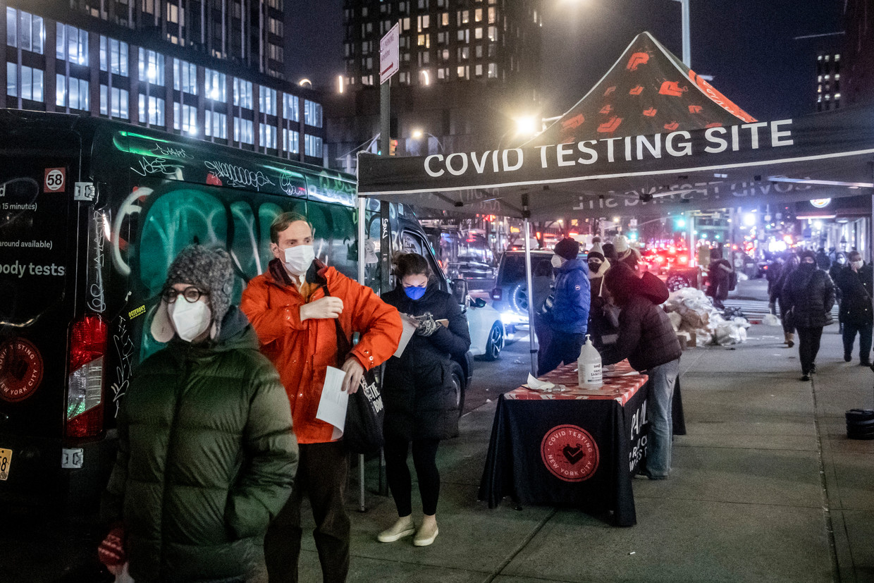 Een Covid-19-testcentrum in New York. In de Verenigde Staten kwamen gisteren in één klap 488.000 infecties bij.  Beeld AP