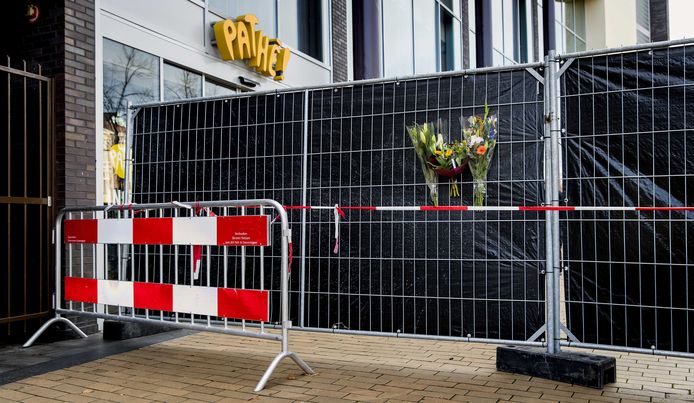 26 oktober: bloemen aan de afgezette Pathé-bioscoop in Groningen.