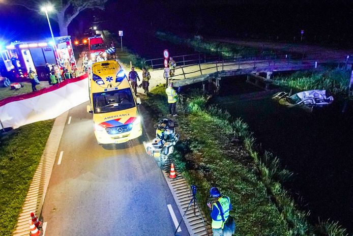 Aan de Soemeersingel in Helenaveen is een auto in het water terechtgekomen.