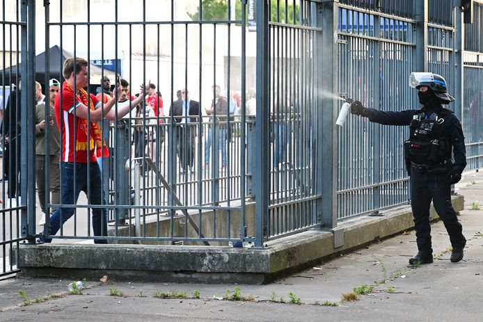 Met pepperspray en traangas houdt de politie in Parijs supporters op afstand voor de finale van de Champions League.