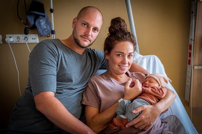 Mike Nijsen en Freeke Derks uit Afferden in het Maasziekenhuis in Beugen met hun pasgeboren zoon Mus. Er is sprake van een babyboom in Brabant. En de piek moet nog komen.
