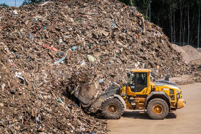 Un engin déplace des déchets au centre de gestion des déchets provenant des régions inondées de la vallée de l'Ahr, à Niederzissen, en Rhénanie-du-Nord-Westphalie, dans l'ouest de l'Allemagne, le 30 juillet 2021. Plus de 30.000 tonnes de déchets ont déjà été livrées au centre de gestion des déchets depuis le début des travaux de déblaiement, quelques jours après que de fortes pluies et des inondations aient causé d'importants dégâts dans la région de l'Ahr.