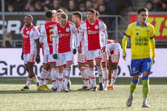 Ajax viert de 0-3.