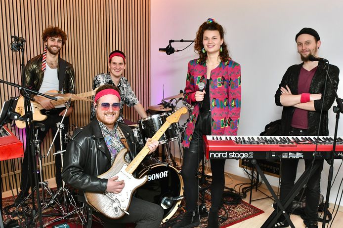 De 80's coverband 'Neon Sunset' repeteert in Geluveld.